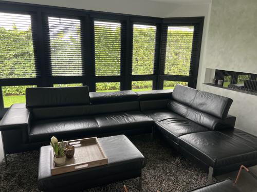 Zwart leren hoekbank