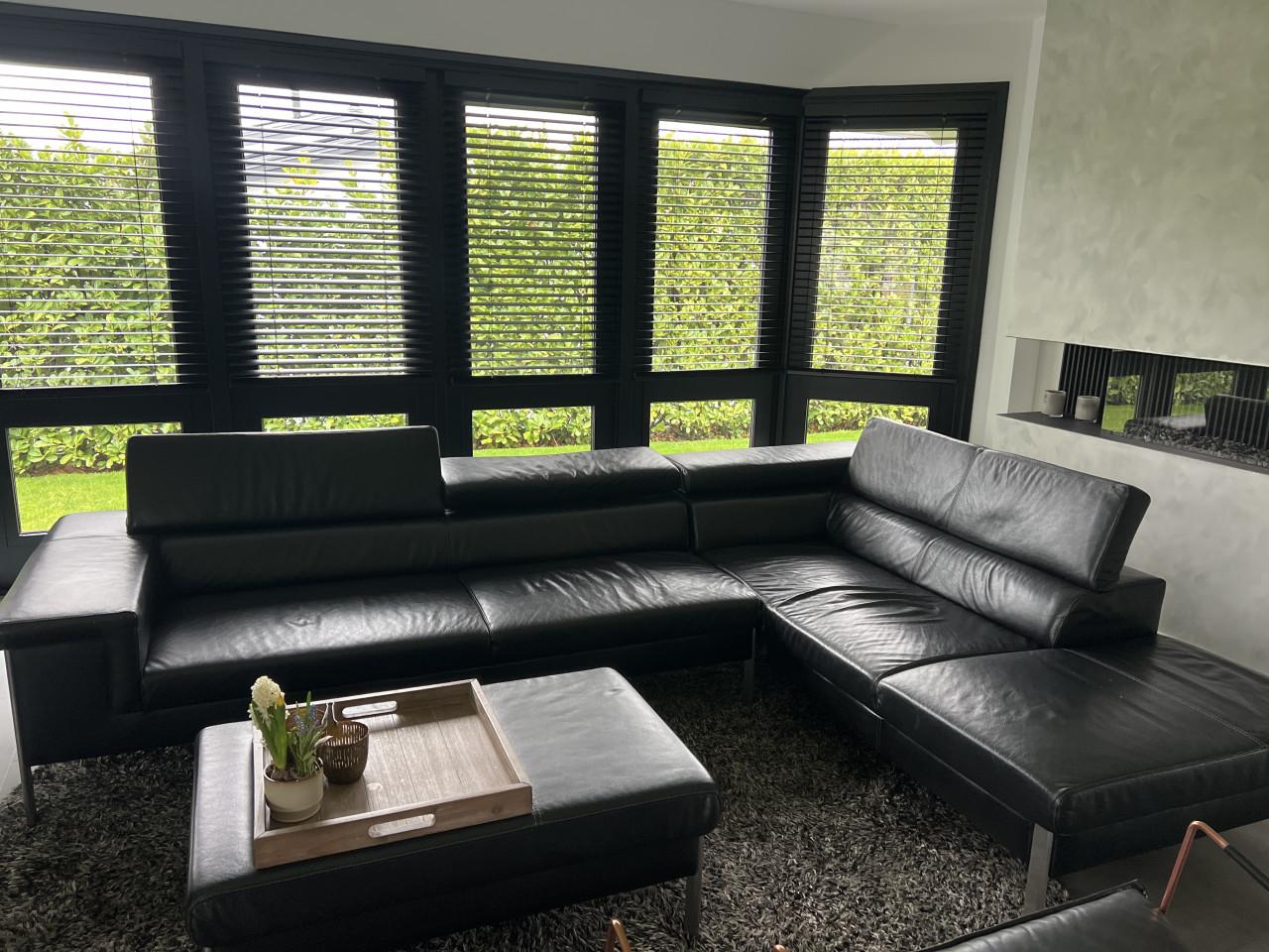 Zwart leren hoekbank