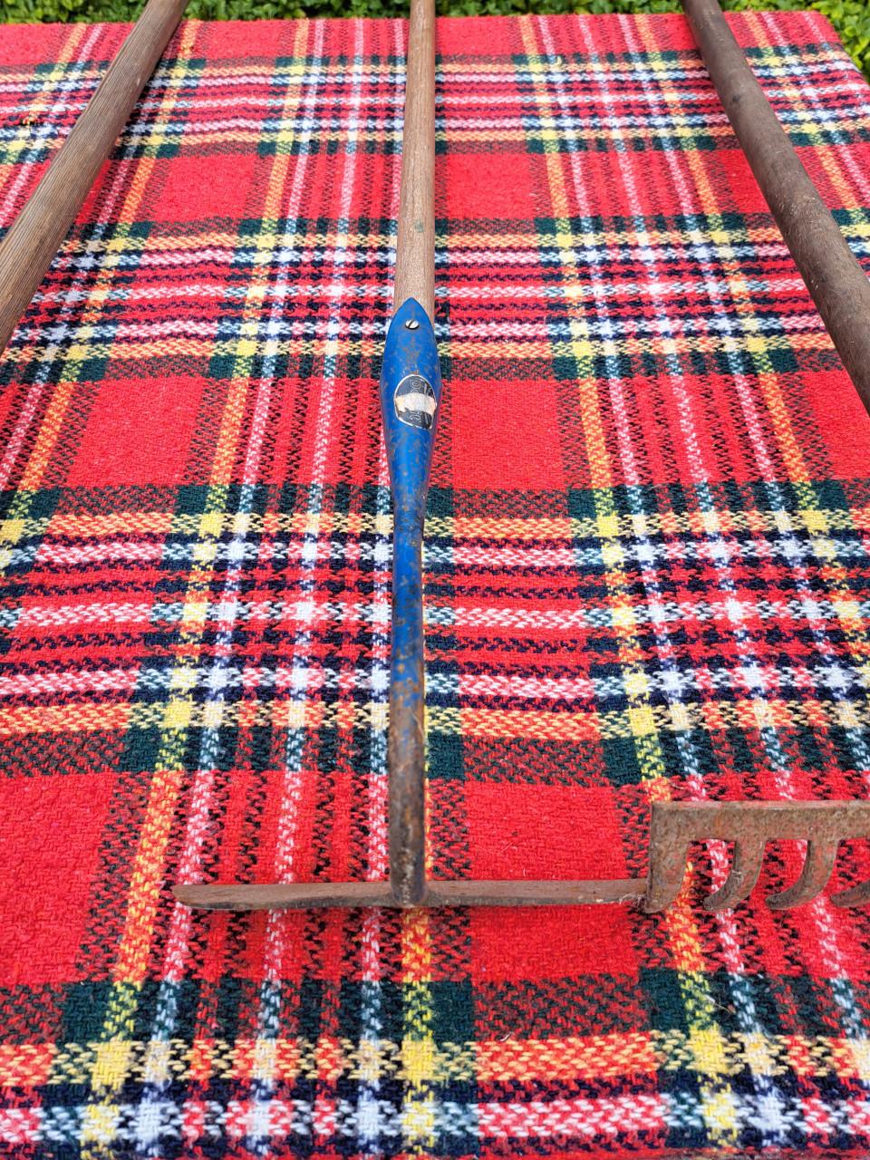 Werk attributen voor binnen en buiten, zoals tuinhak, tuinhark en swiffer.