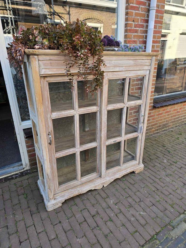 DIVERSE STOER EN SOBER DECO BIJ 3Z FACTORY, MAAR OOK BANKEN KASTEN TAFELS