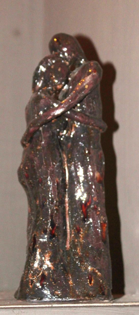 "de Omhelzing" keramieken beeld