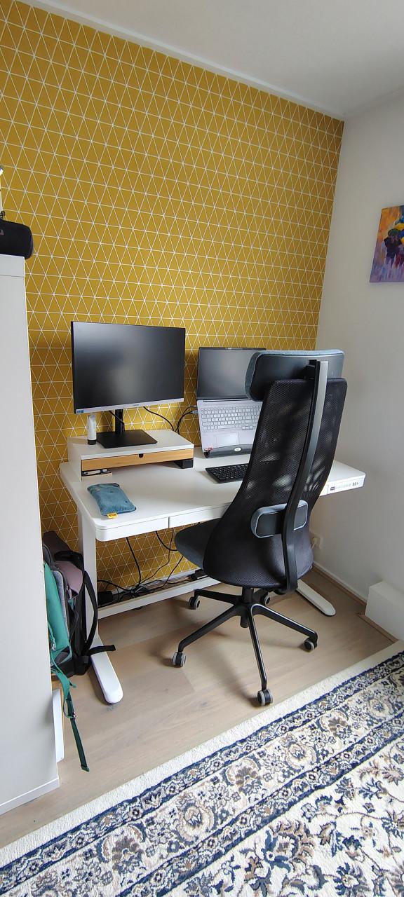 3 witte bureaus (zit - sta) Verschillende formaten.