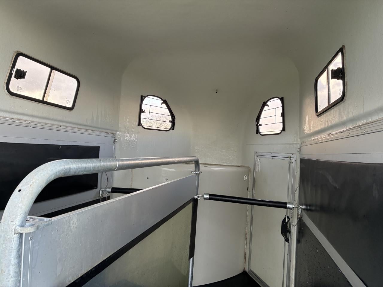 2 paards aluminium Cheval Liberte met zadelkamer en klep/deur