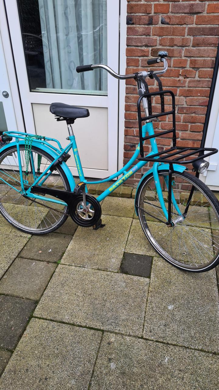 Dames fiets 26 inch-Fr.maat 48cm met voordrager en met traprem achter