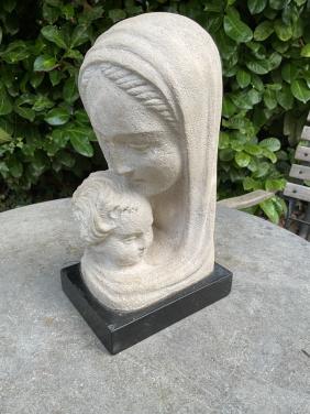De Madonna met kind ( Hardsteen )
