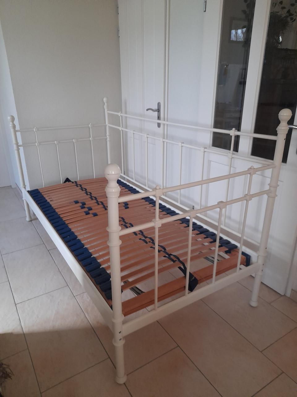 Metalen 1 persoons bed 90x 200 met verstelbare lattenbodem (in goede staat)