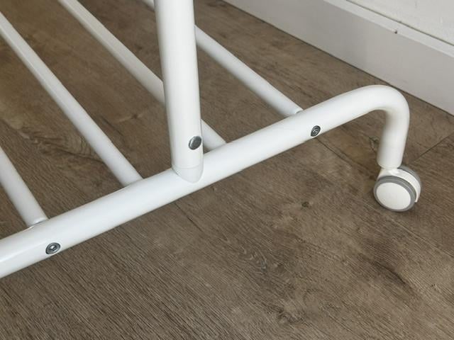 Kledingrek op wielen, nieuwstaat, wit, metaal