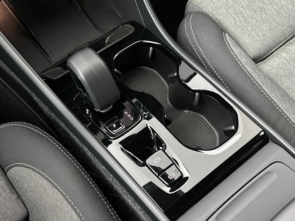 Volvo XC40 b4 194pk plus dark| achteruitrijcamera| trekhaak| adap.cruise
