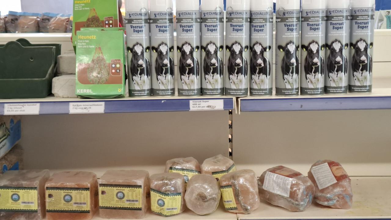 Groot assortiment paardenvoeders- en benodigdheden