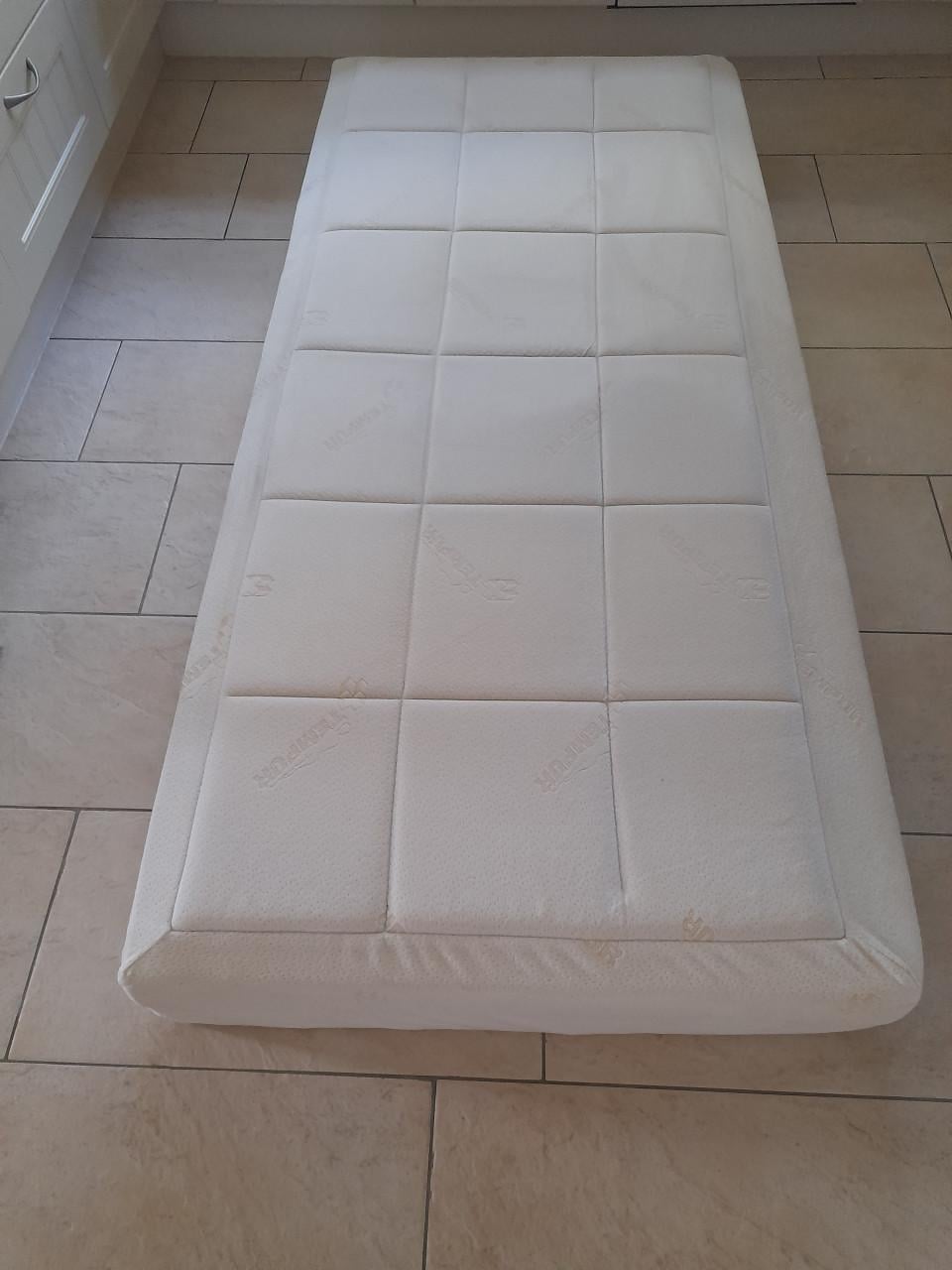 Tempur matras 90 x 200 x 19 (in goede staat )
