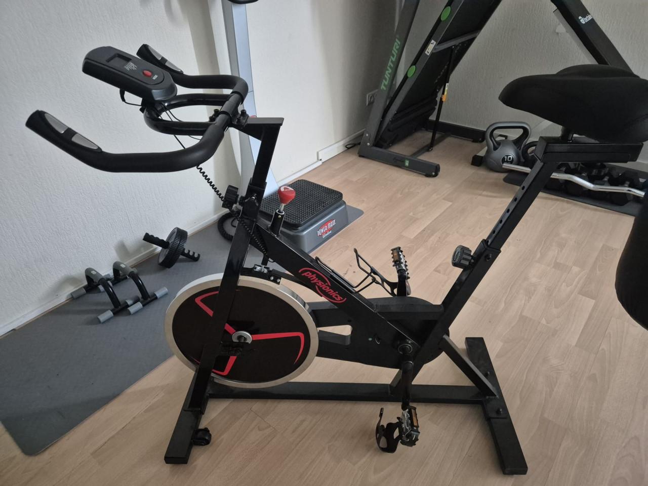 Bankdruk, boxzak, spinfiets, divers fitness materiaal