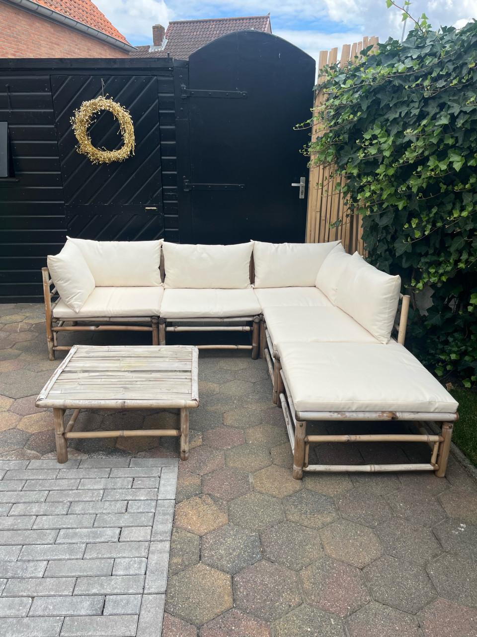 Bamboe tuinset met creme witte kussens te koop