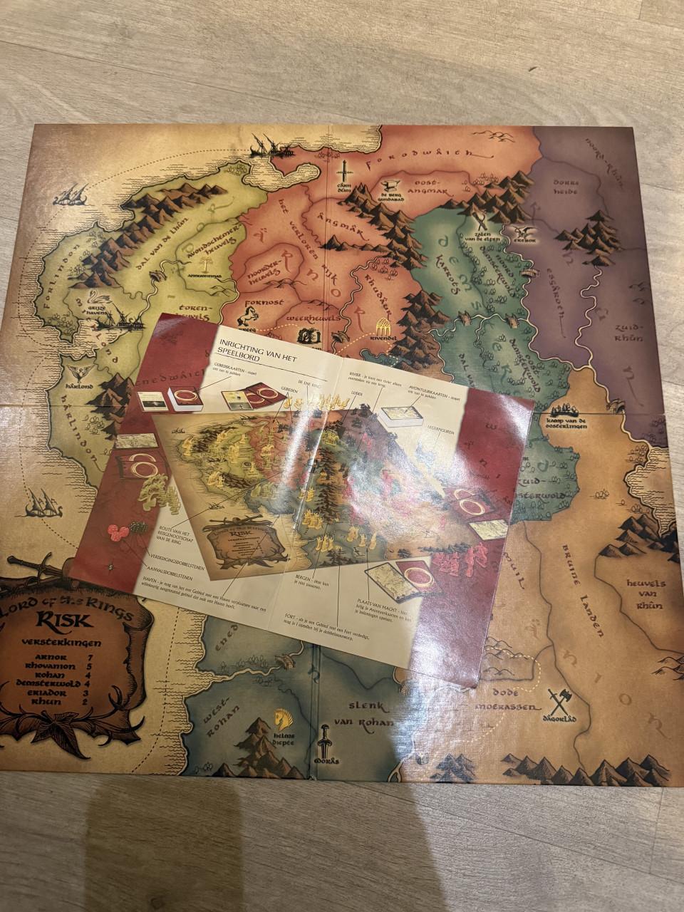 RISK Lord of the rings De strijd om de macht over Midden-Aarde  2-4 spelers