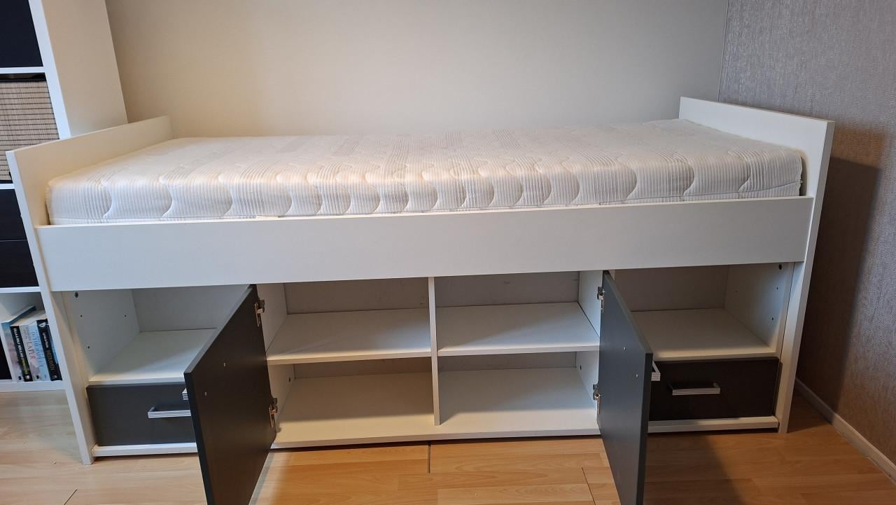 Eenpersoonsbed met opbergruimte