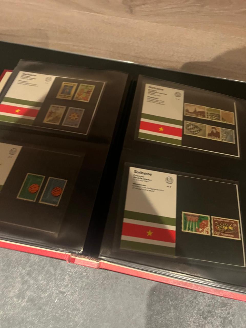 Album met verzameling mapjes Suriname en Antillen
