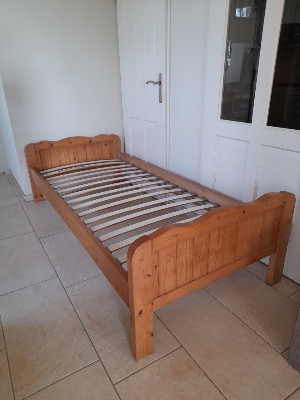 Massief houten 1 Persoons bed 90 x 200 ( in goede staat )