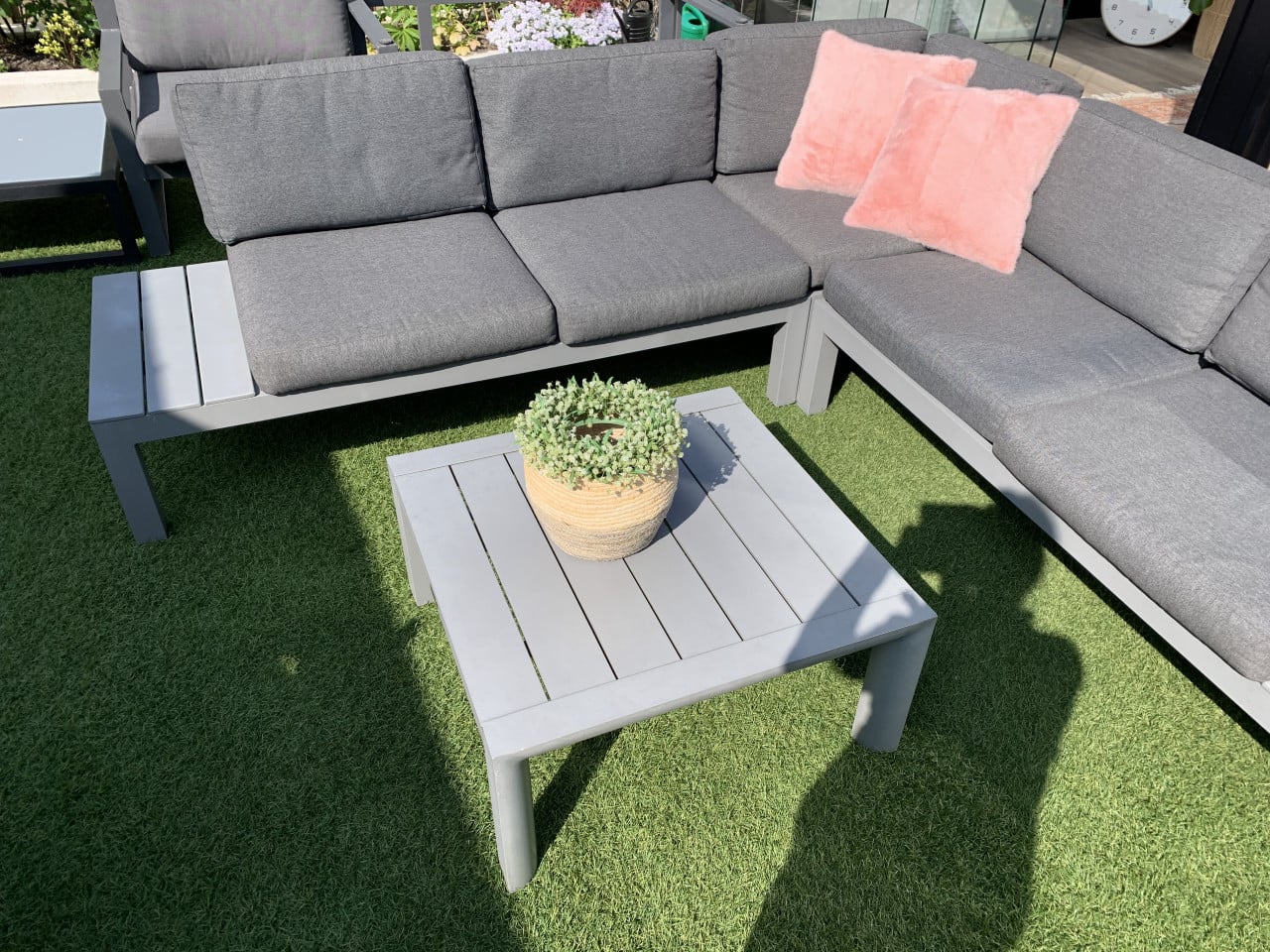 Lichtgrijs Alminium Loungeset, met kussens en tafel.