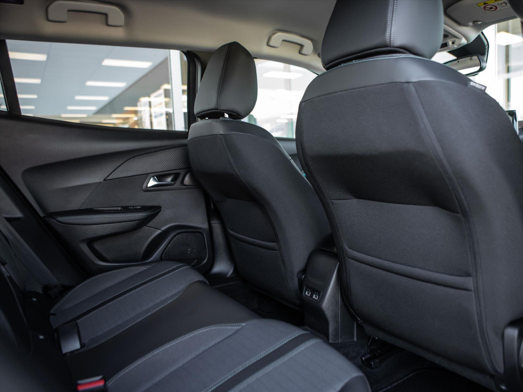 Peugeot 2008 1.2 puretech 130pk allure pack | navigatie | trekhaak | camera