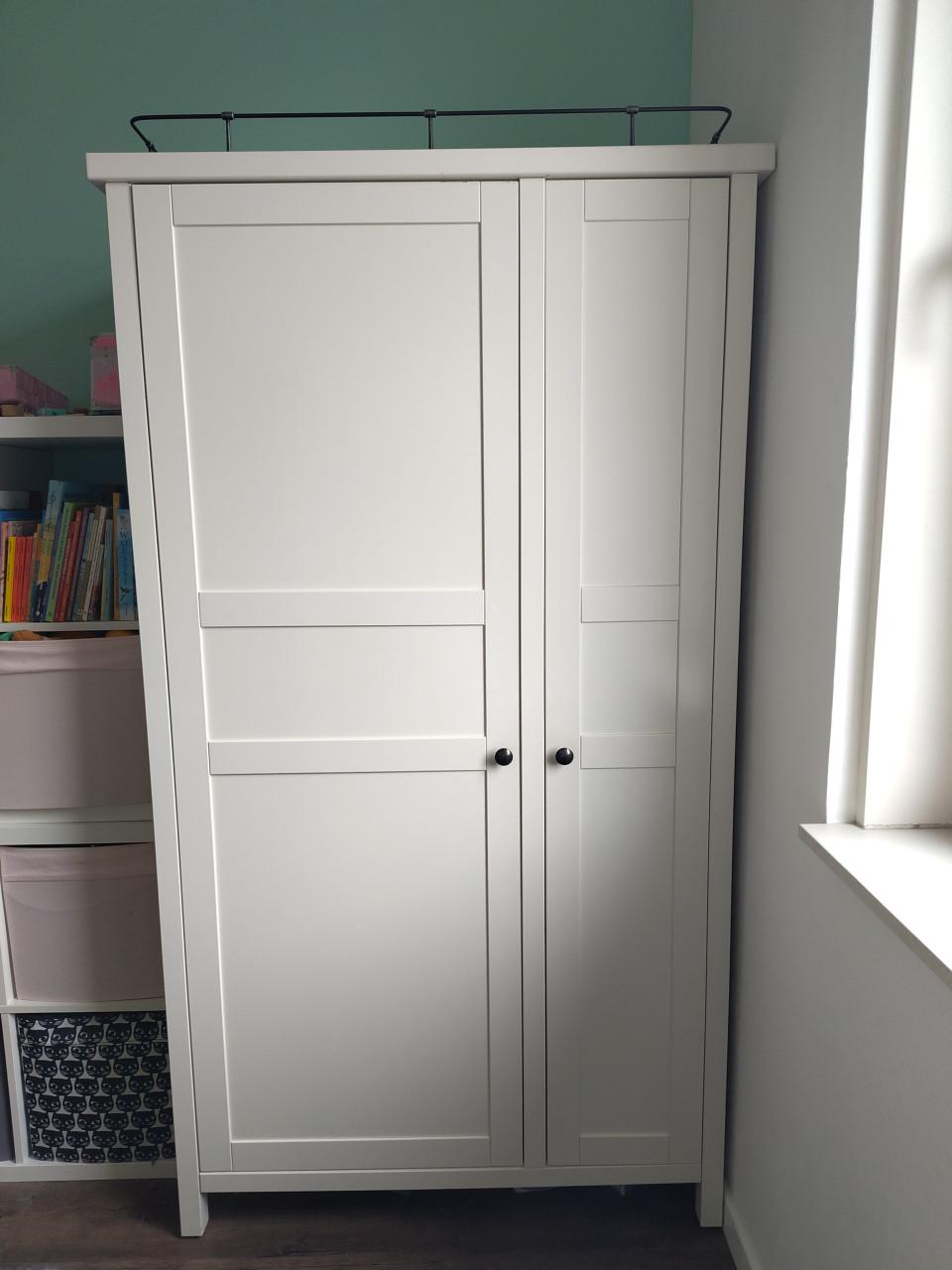Kwalitatieve kledingkast aangeboden (Ikea Hemnes)