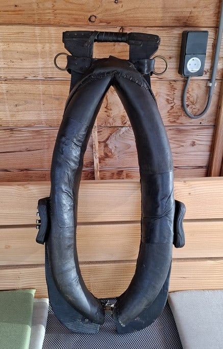 Oud Paardengareel met Koperbesag