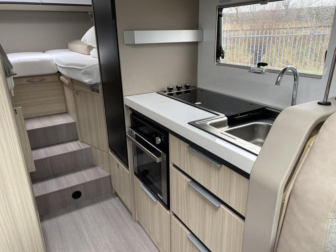 Adria | Compact DL - Half-integraal camper in nieuwstaat!