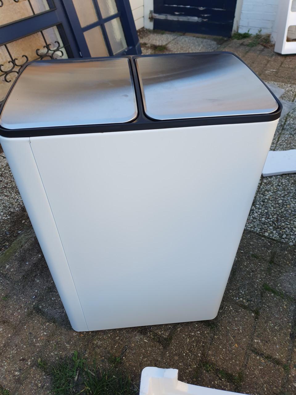 Bayt prullenbak 60 L wit | bijna nieuw, kleine deuk