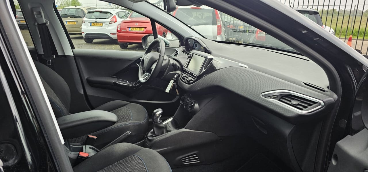 TE KOOP PEUGEOT 208 1.2 PURE TECH SHINE 106.327 KM TWEEDE EIGENAAR