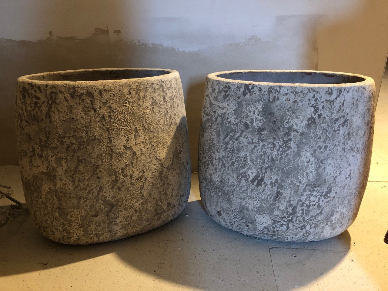 2x grote stenen bloempotten, landelijke stijl.