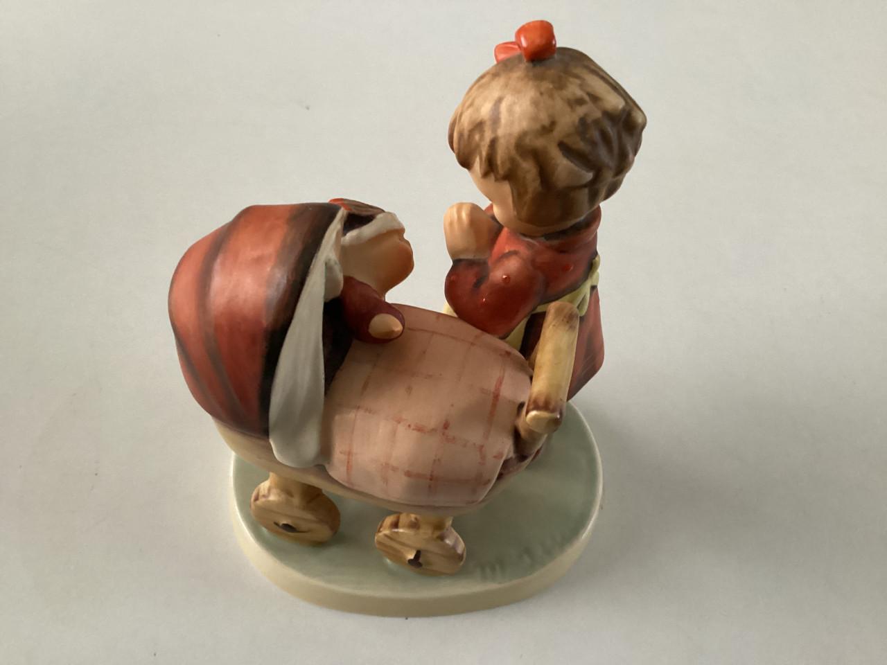 Goebel.   Poppenmoedertje.     Nr. 67.    Hummel.     Helemaal gaaf.   1937