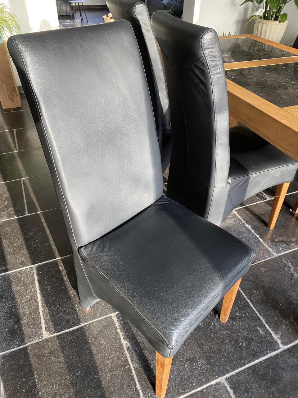 Tafel met 6 lederen stoelen