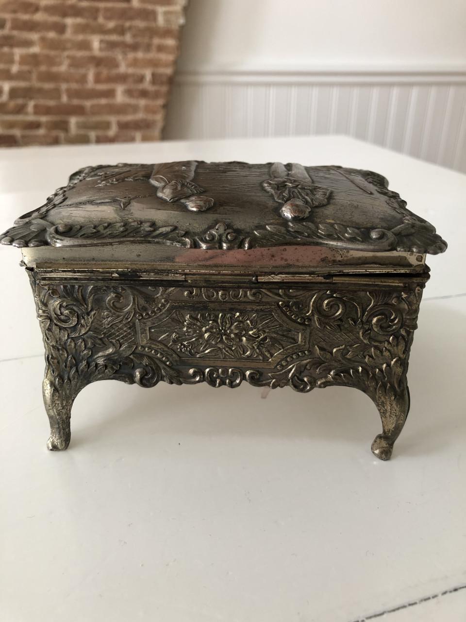 Zeer mooi gedetailleerd brocante metalen sieradendoosje op pootjes