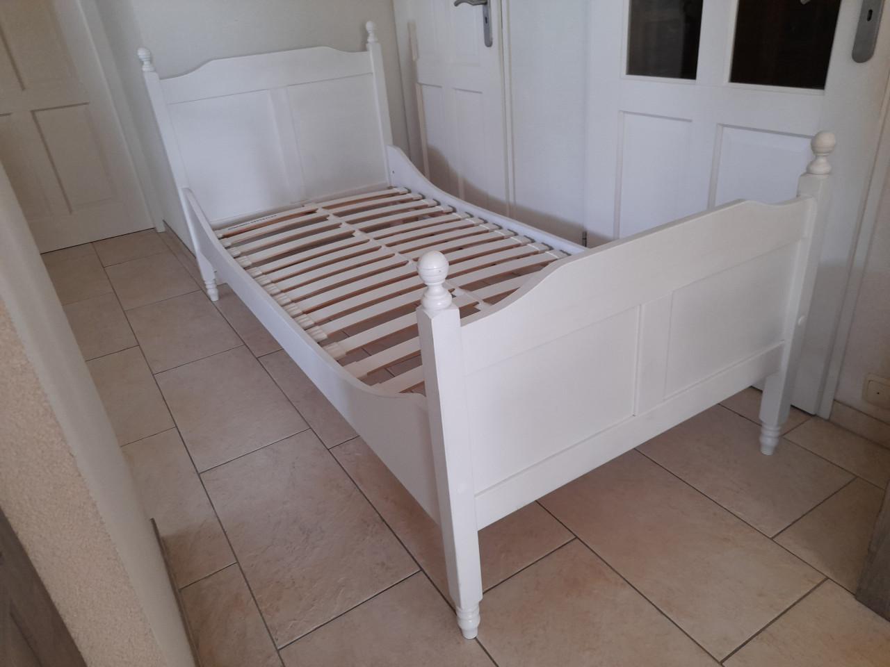 1 Persoons massief houten bed  90 x 200 (in goede  staat)