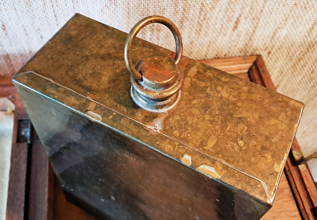 Curiosa Oud verwarmd voetenbankje kerkbankje stoof met koperen kruik