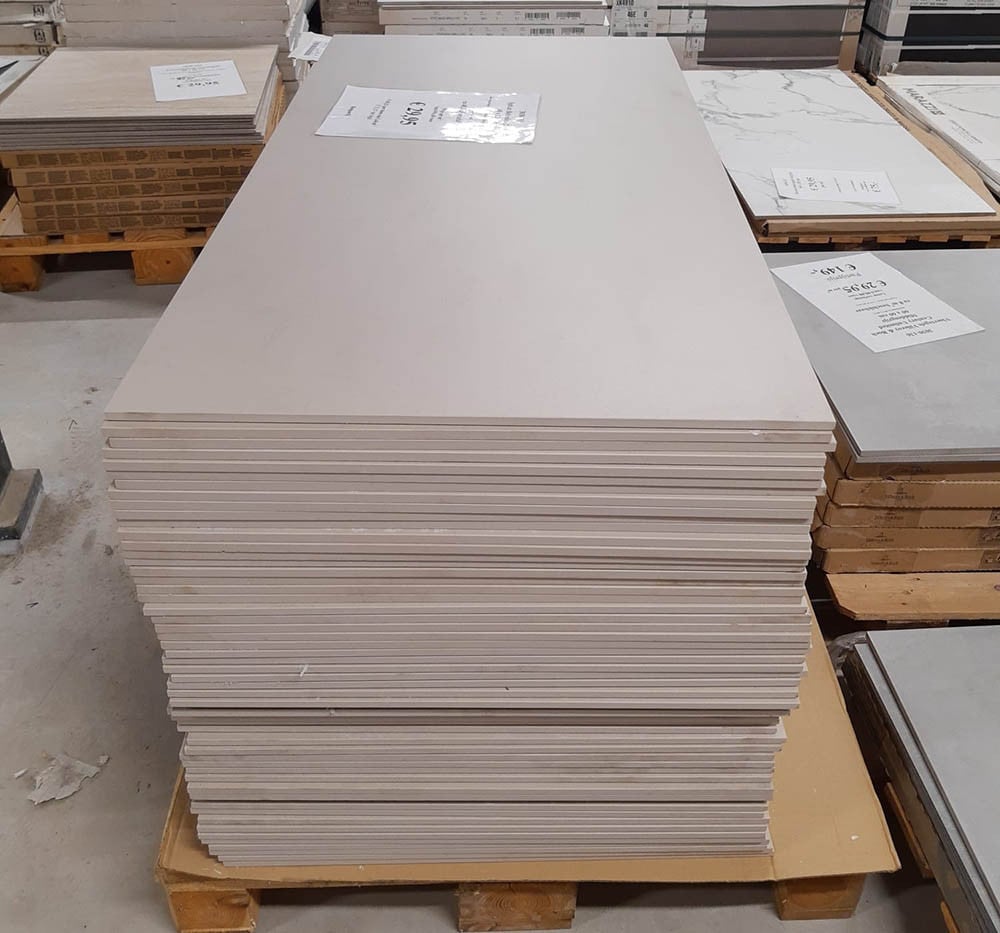 3030-303 ca 31m² zandkleur betonlook tegels, 60×120cm, van € 91,35/m² voor