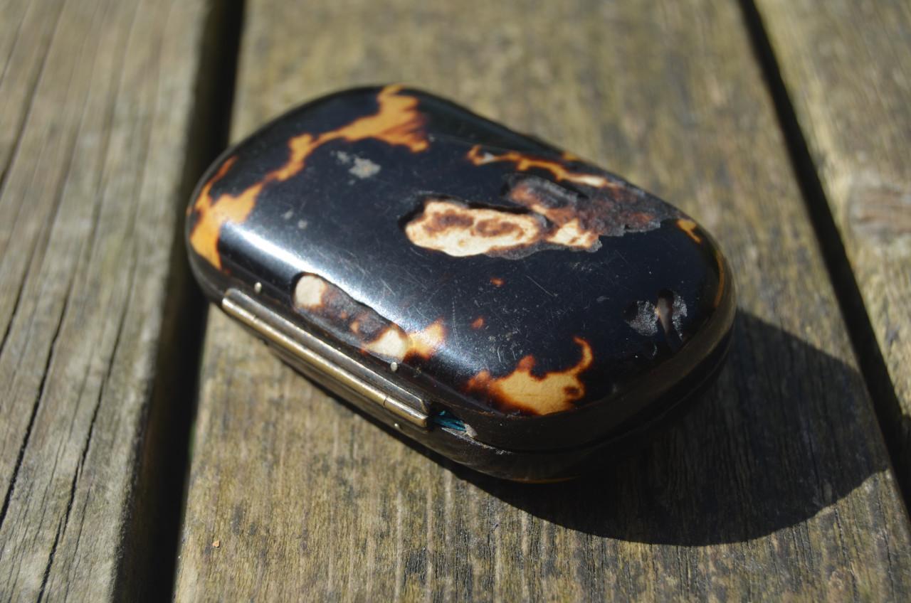 2 Kleine doosjes, 1 van bakeliet, eentje niet...........