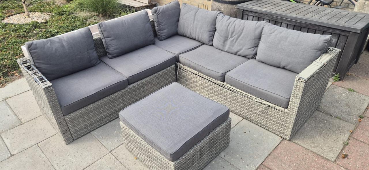 Gratis Tuinbanken met kussens, parasol