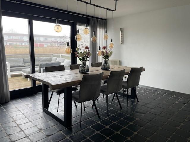 Eettafel van chinese luiken gemaakt