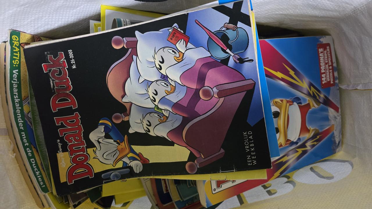 Tas vol Donald Ducks en enkele vakantieboeken