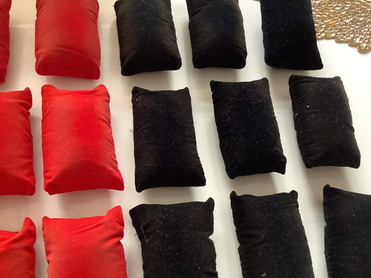 Partij gebruikte kussentjes voor sieraden. ( partij 83)