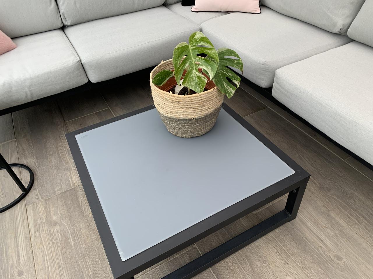 Zwart aluminium loungeset, met kussens en tafel.