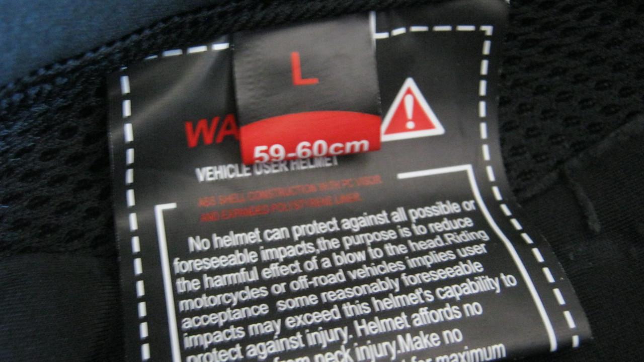 NIEUW HELM MET IN GEBOUWT VISIER MAG WEG VOOR 20 EURO