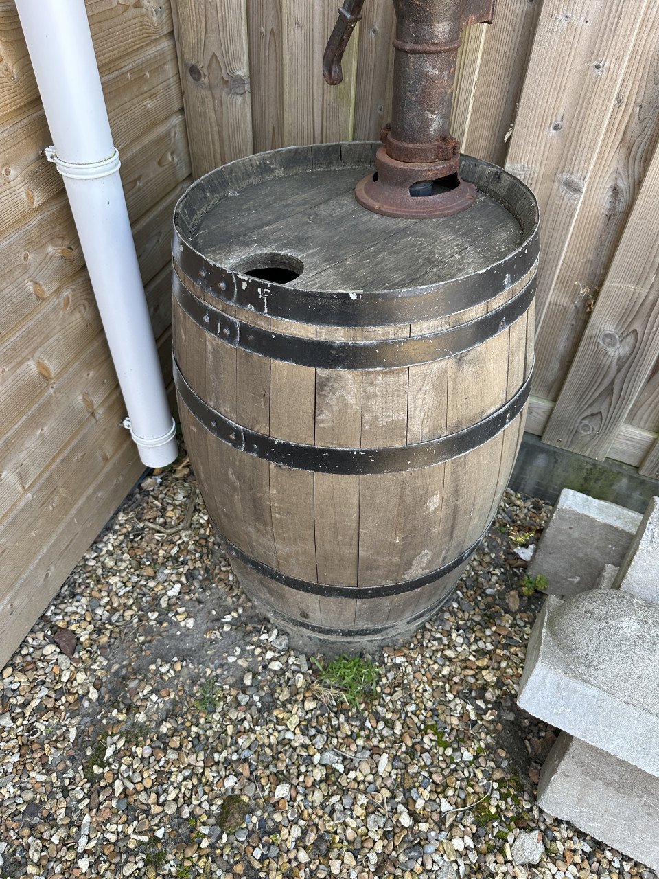 Houten regenton met pomp