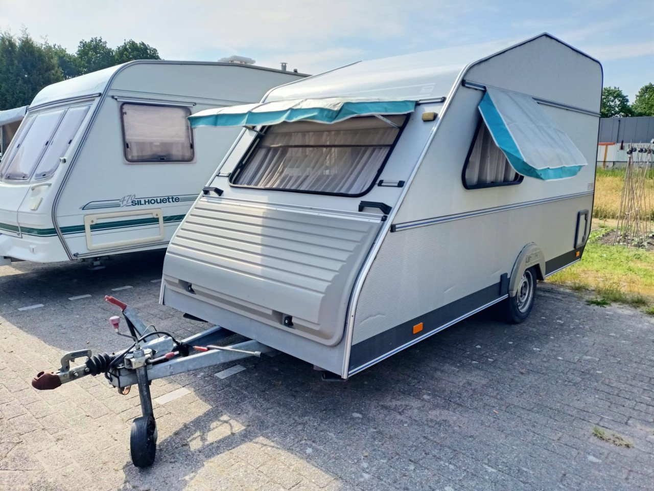 Prachtige Kip Kompakt 370 , 1995 met tent , vast toilet en raamluifels