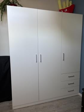 Witte kledingkast