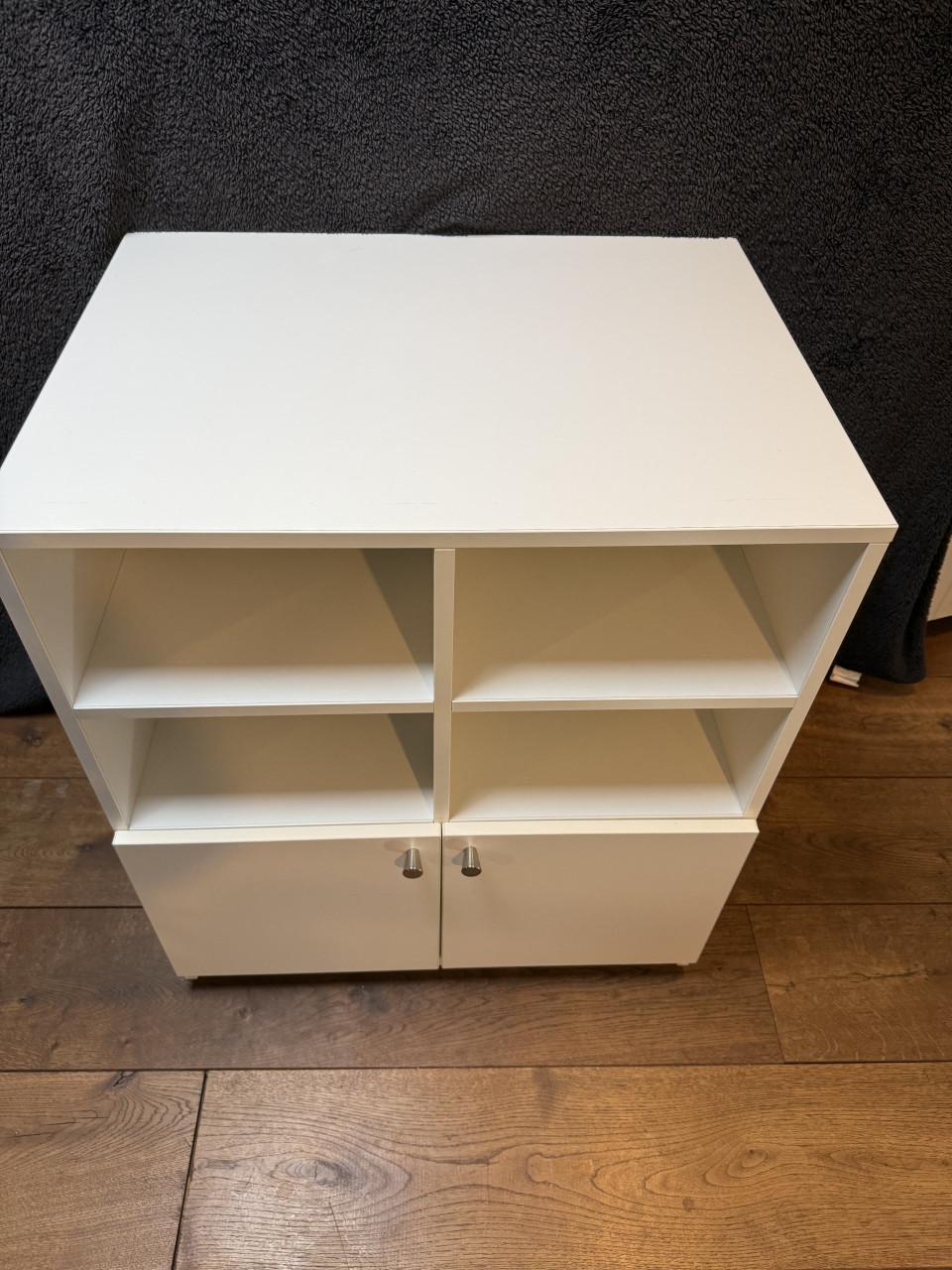 Degelijke vakkenkast