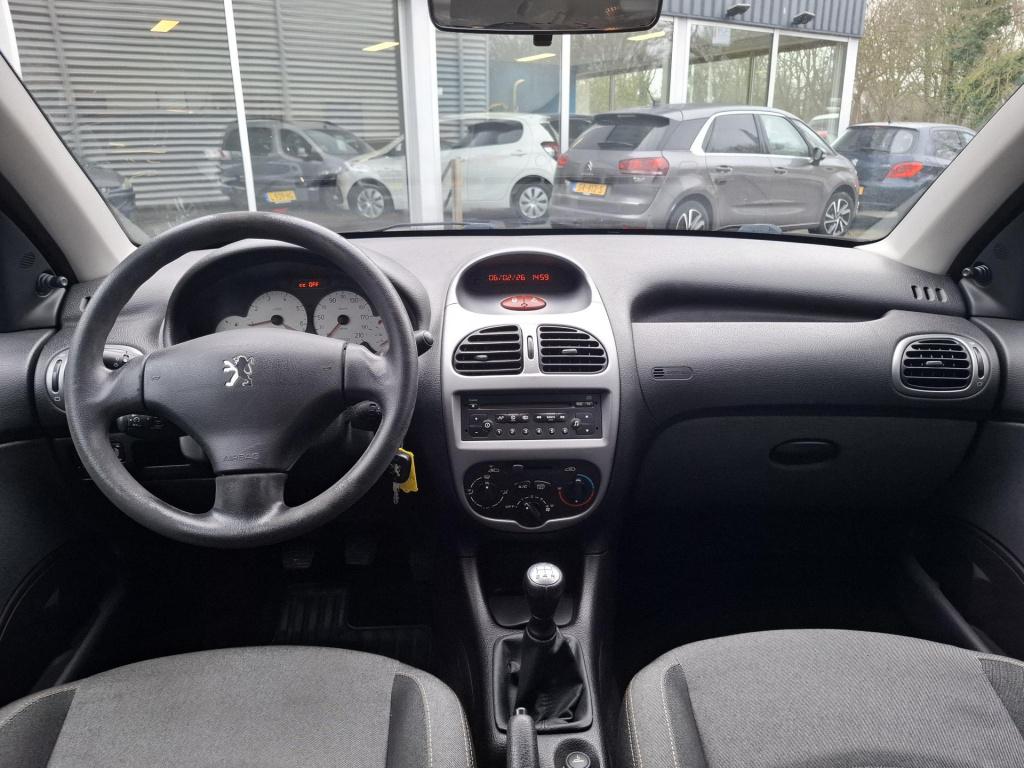 Peugeot 206 1.4i generation 5-drs airco/cruise nieuwe apk!