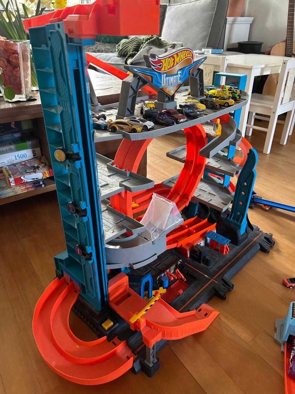 Hot Wheels garage en verschillende banen plus autootjes