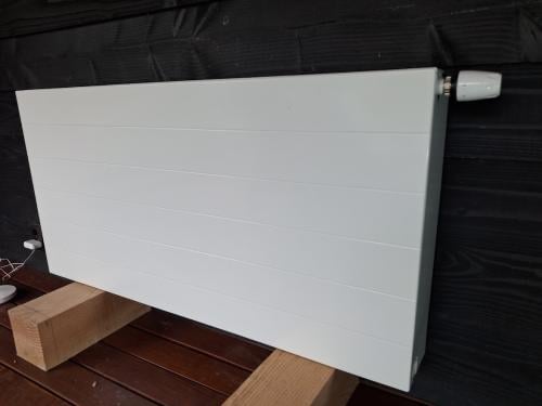Vlakke radiator 600x1200 mm, 3818watt , kleur verkeerswit.