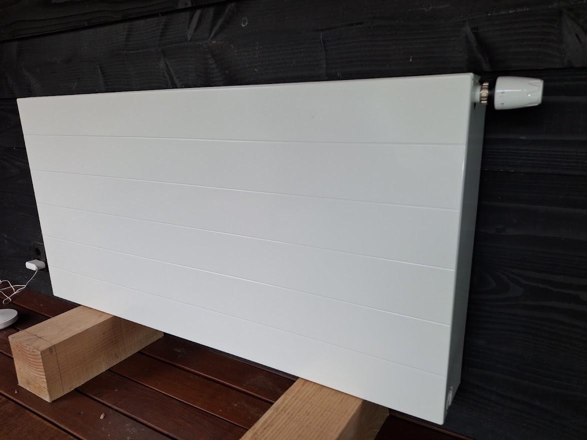 Vlakke radiator 600x1200 mm, 3818watt , kleur verkeerswit.