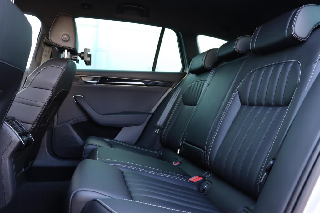 Skoda Superb combi 1.4 tsi laurin & klement 218pk dsg6 | lederen bekleding 